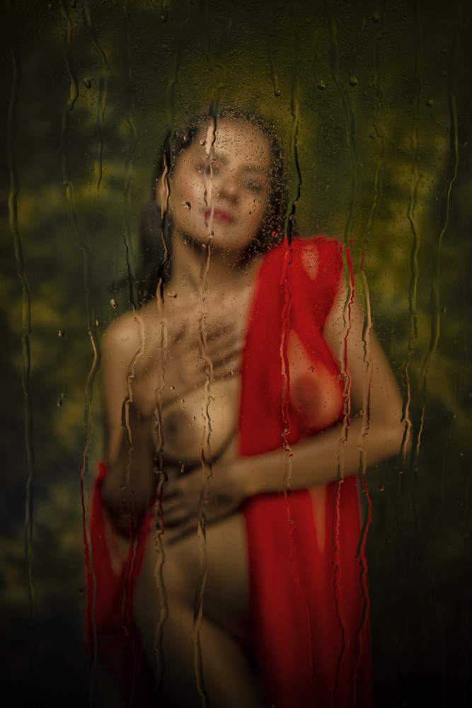 A BEAUTIFUL LADY BEHIND WET GLASS von PARTHA BHATTACHARYYA