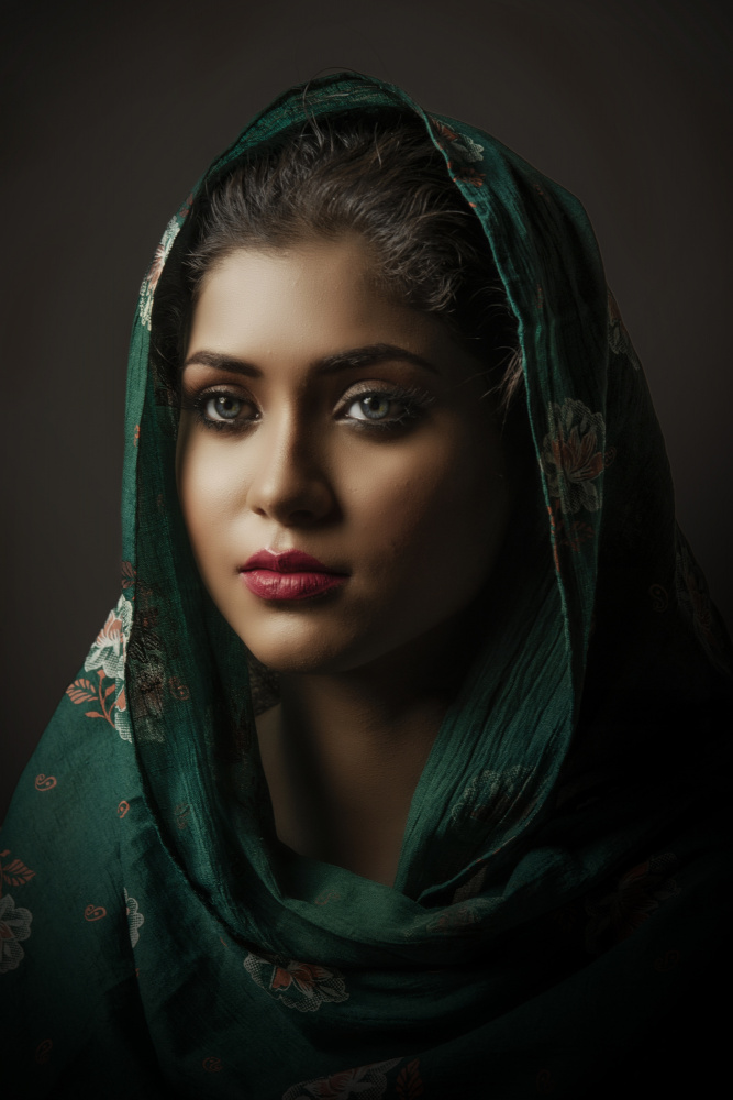 WOMAN WITH GREEN SCARF von PARTHA BHATTACHARYYA