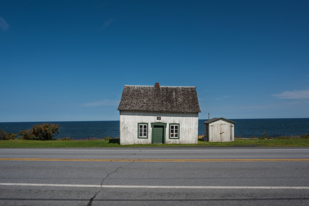 House on the road 132 Gaspésie von Patrick Dessureault