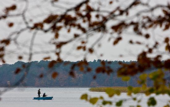 Angler auf dem Stechlinsee von Patrick Pleul