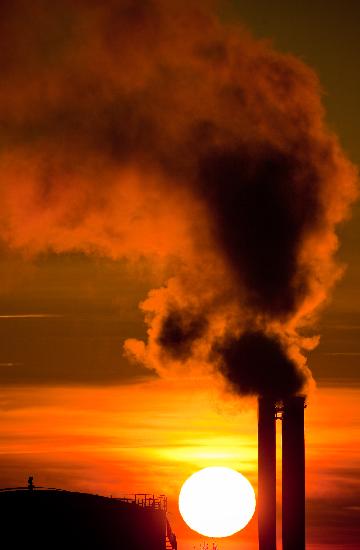 Qualmende Schornsteine im Sonnenaufgang von Patrick Pleul