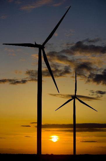 Sonnenuntergang zwischen Windrädern von Patrick Pleul