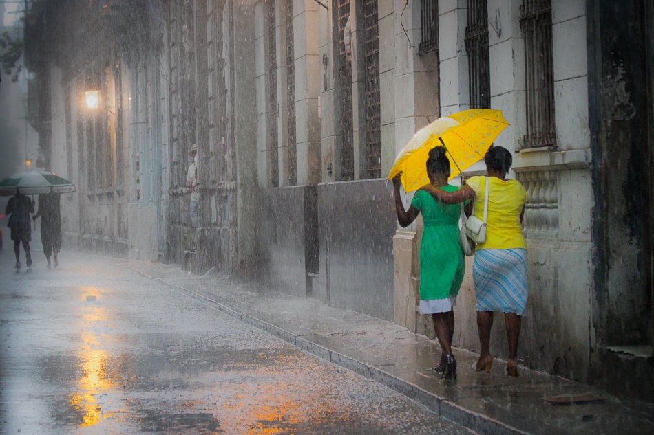 Yellow Umbrella (Rainy Day in Havana) von Paul Willyams