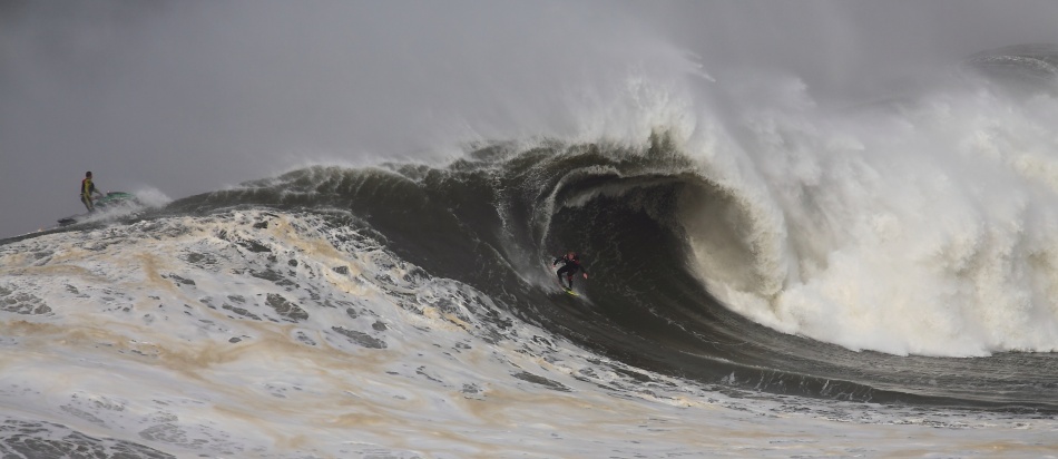 Surfing in big waves von Paulo Nogueira