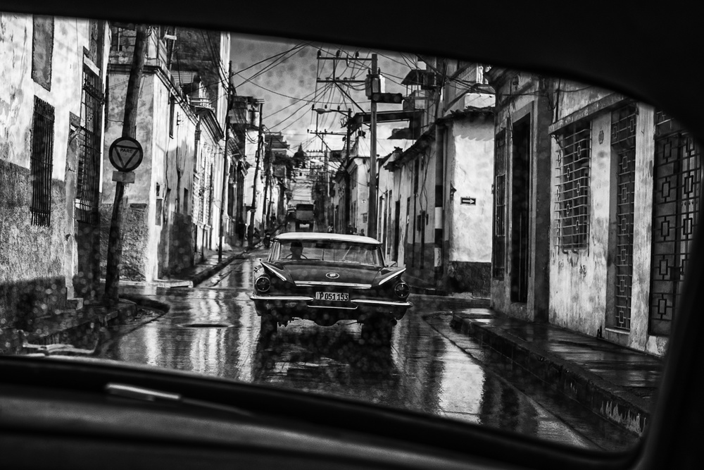 in the streets of santiago de cuba von Pavol Stranak