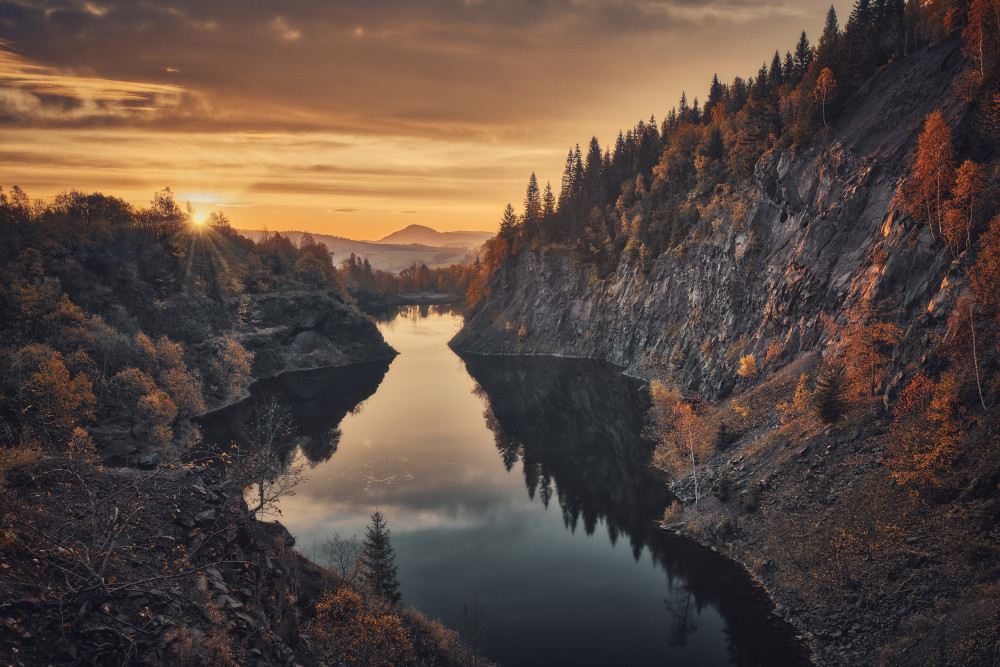 Sunrise over the quarry von Pawel Kado