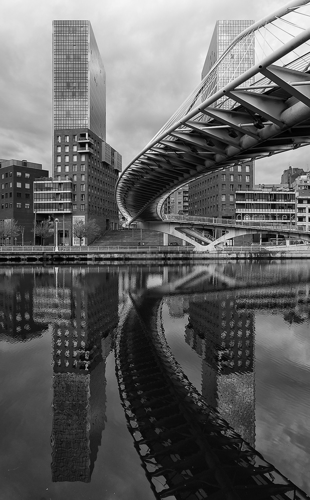 Between the two towers von Peru Serra