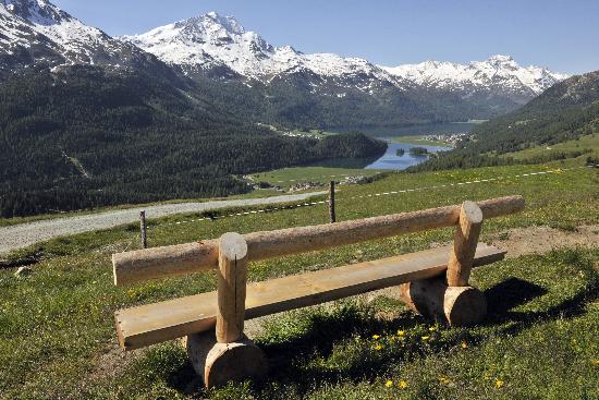 Unbesetzte Holzbank über St. Moritz von Peter Kneffel