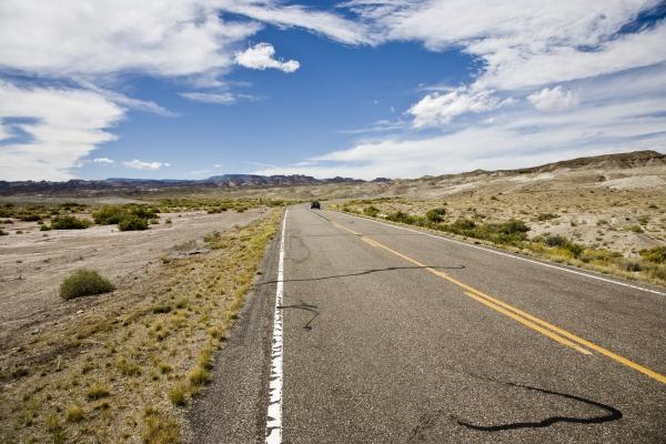 Strasse in Henry Mountains Hanksville US von Peter Mautsch