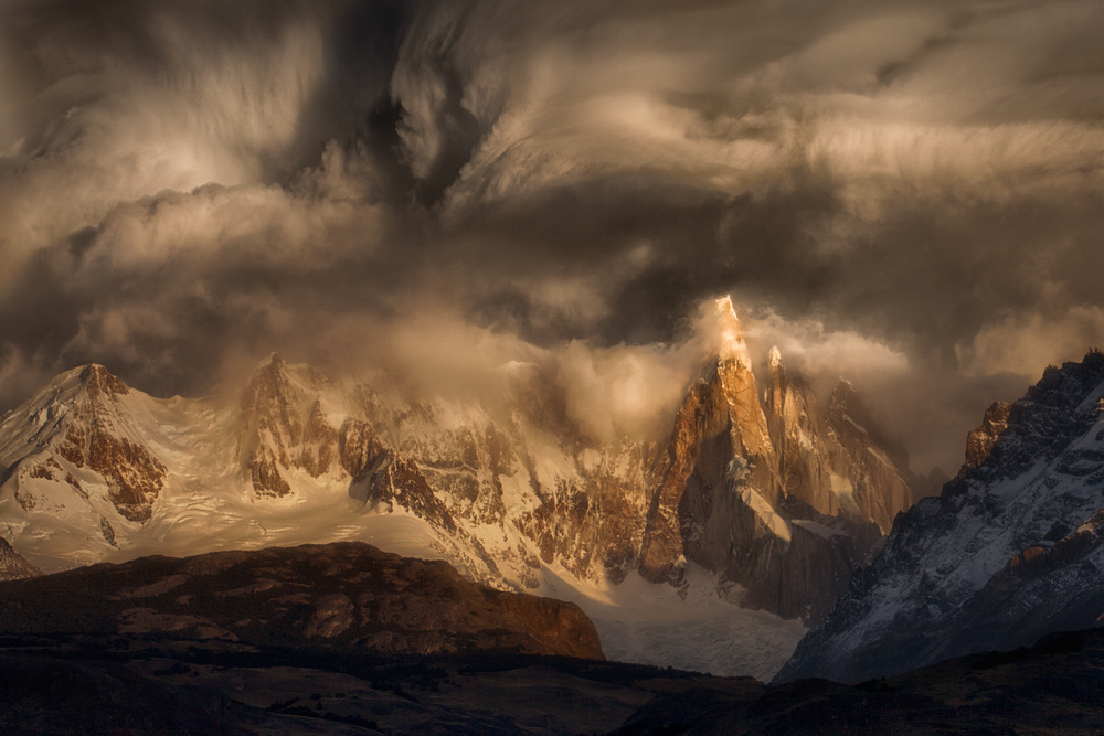 Before the storm covers the mountains spikes von Peter Svoboda MQEP