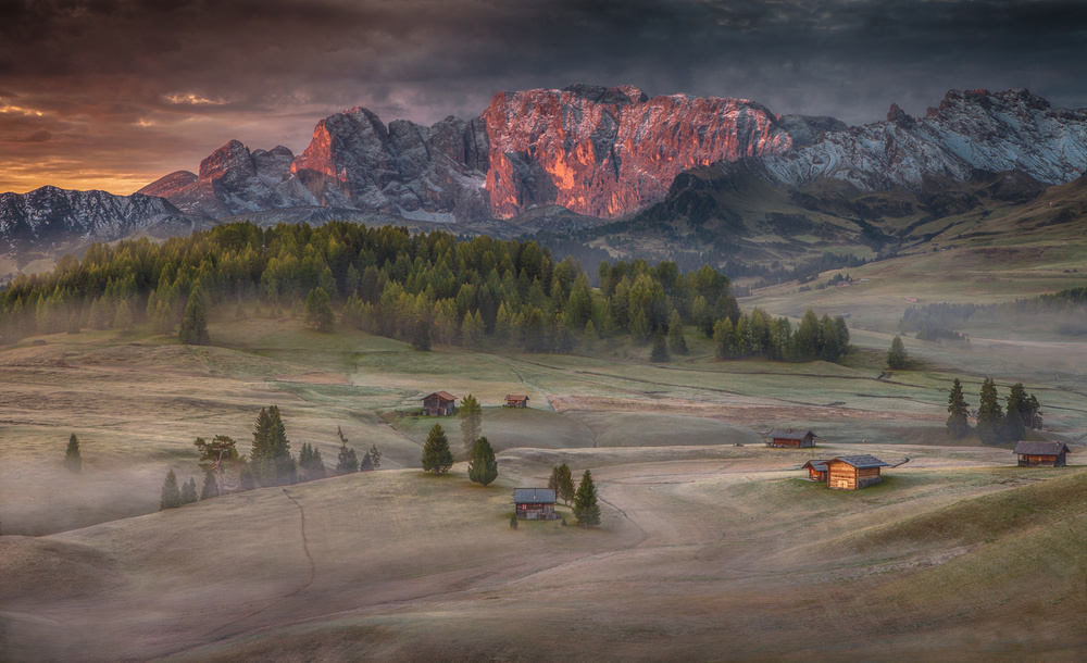 Burning mountains over the frozen valley von Peter Svoboda MQEP