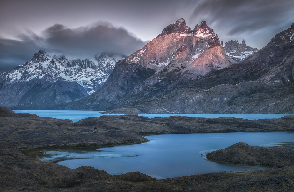 Cuernos Towers at dawn von Peter Svoboda MQEP