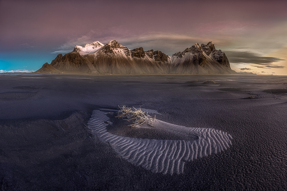 The last islnd in the black sand von Peter Svoboda MQEP