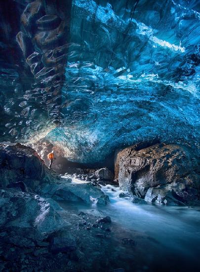 Discvovering world below the glacier...