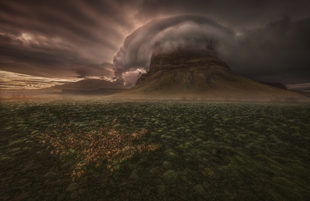 Lómagnúpur cloud cap von Peter Svoboda MQEP