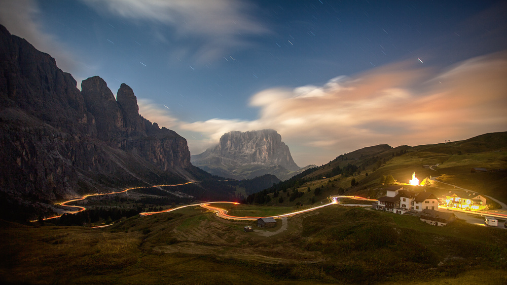 Night lights in the valley von Peter Svoboda MQEP