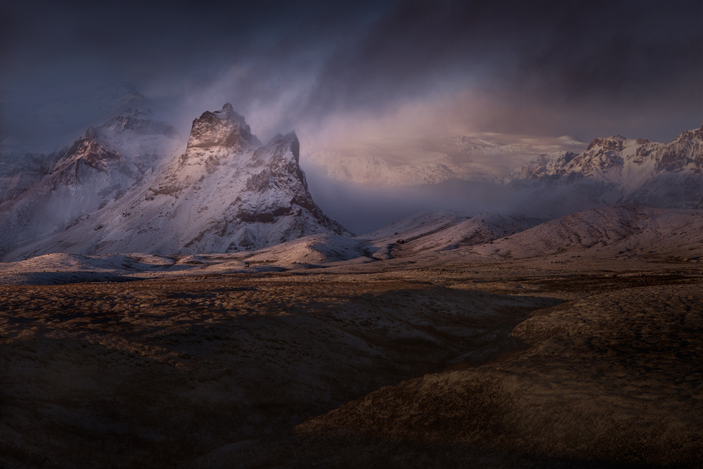 Rolling clouds over the mountains tips von Peter Svoboda MQEP