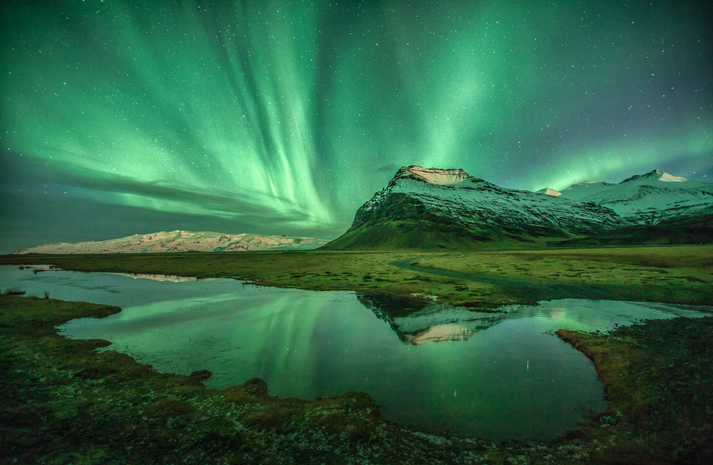 Mirroring the night lights von Peter Svoboda MQEP