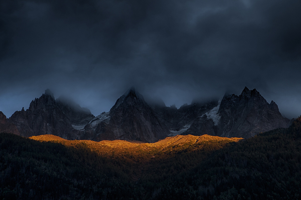 Gold spilled below the mountains von Peter Svoboda MQEP