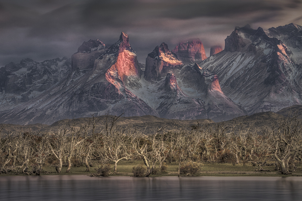 Below the peaks of Patagonia von Peter Svoboda MQEP