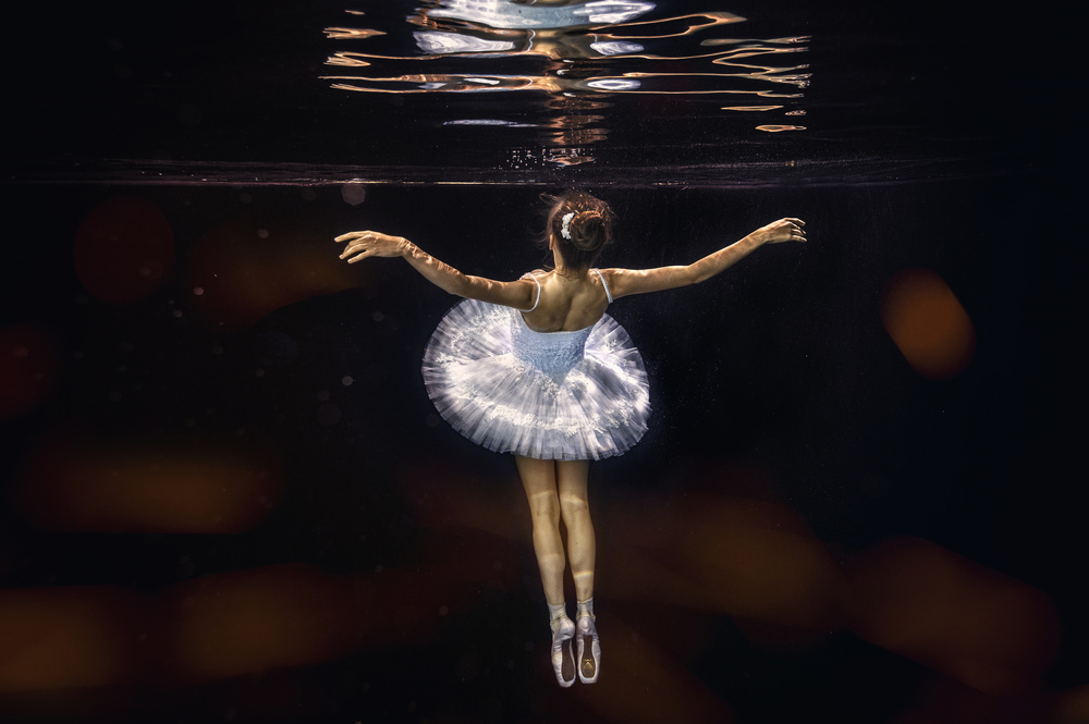 Underwater white ballet von Petr Kleiner