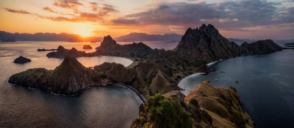 Land of Komodo von Phil Green