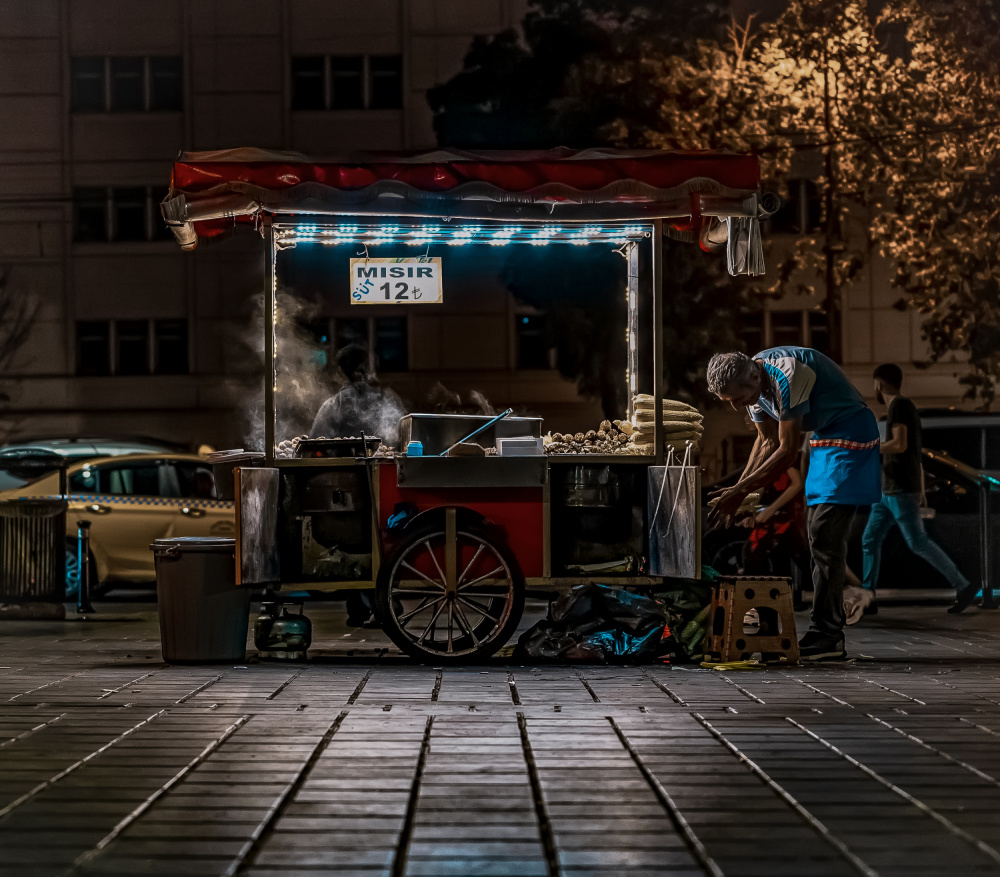 Turkish peddler at night von PhoTahagrapher