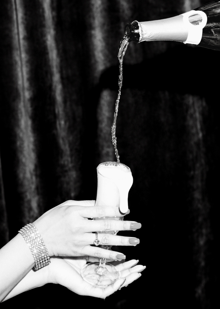 Champagne Hands Bw von Pictufy Studio III