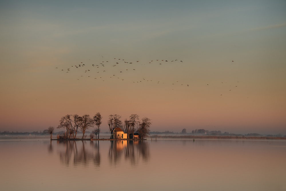 Sunrise at the lake. von Piet Haaksma