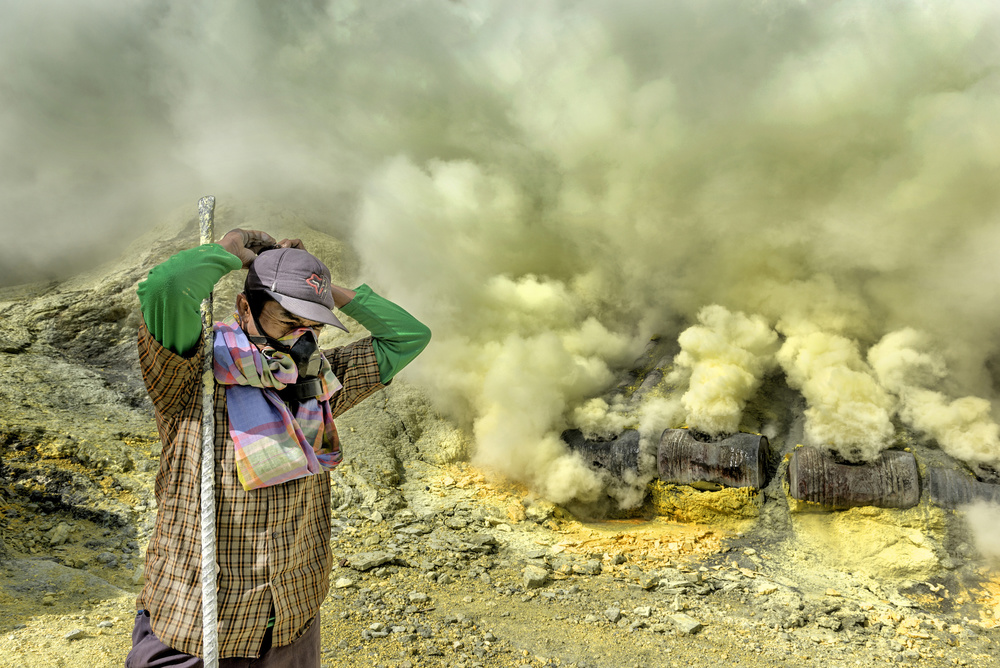 sulphur miner wearing mask von PRADEEP RAJA