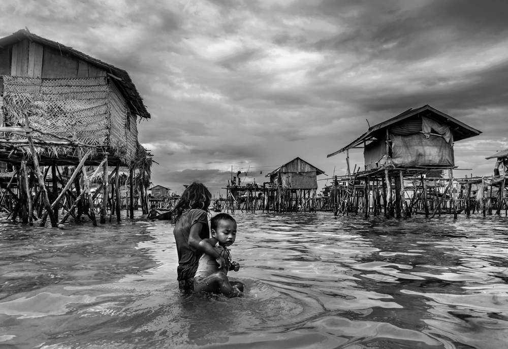 carrying her brother von PRADEEP RAJA