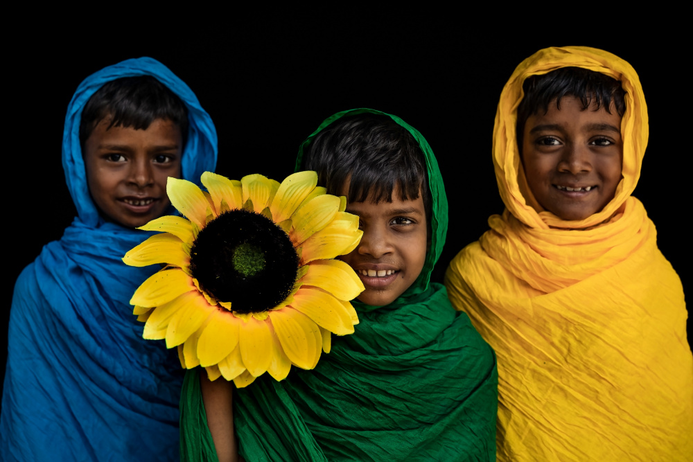 Child portrait with sunflower von Prithul Das