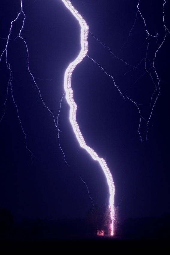 Ribbon lightning hits a tree von Przemek Wielicki