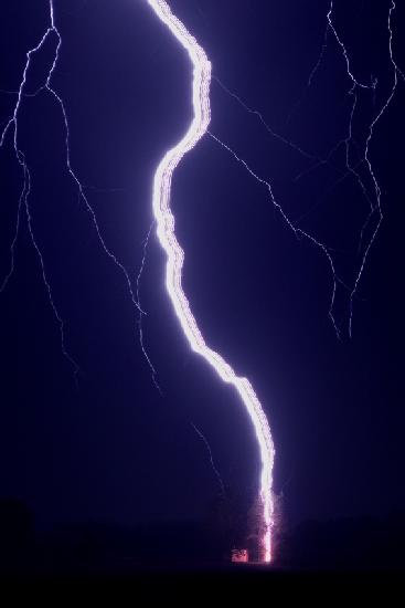 Ribbon lightning hits a tree