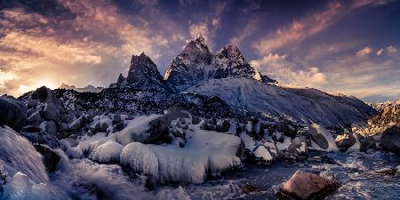 Ama Dablam 《巅峰奇境》