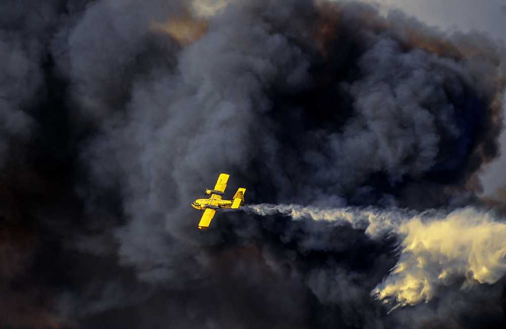 Firefighting aircraft \ 2 von RABIA BASHA ARTIST