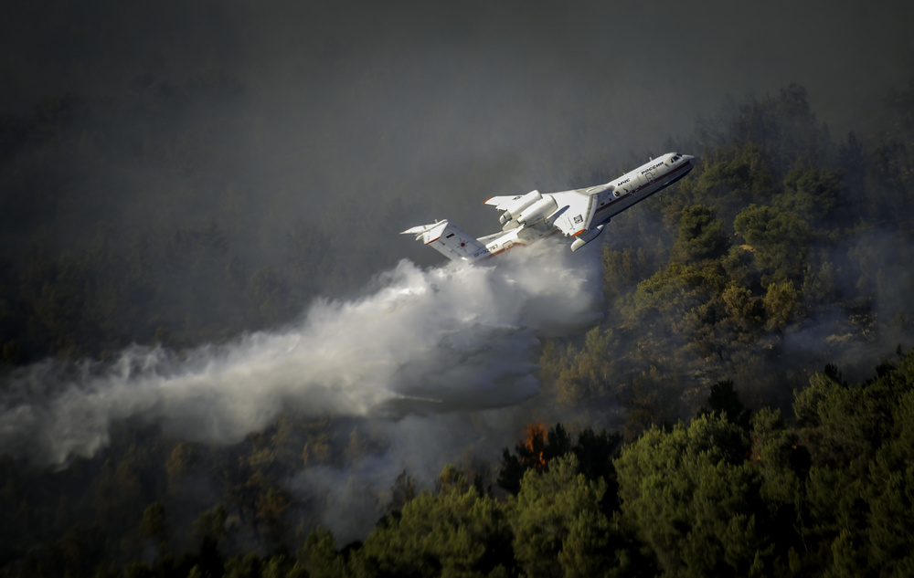 Firefighting aircraft \ 3 von RABIA BASHA ARTIST