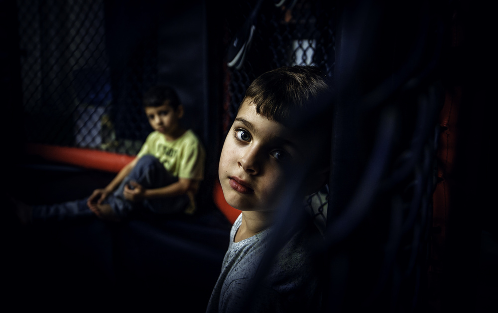 Looking kid behind the net von RABIA BASHA ARTIST