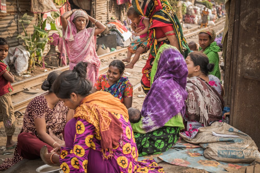 DHAKA RAILWAY SLUM 3 von Radana Kucharova