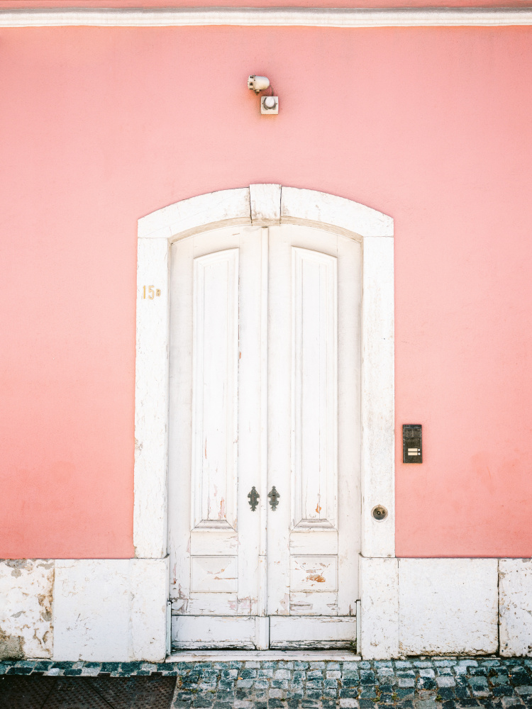 The white door Lisbon von Raisa Zwart