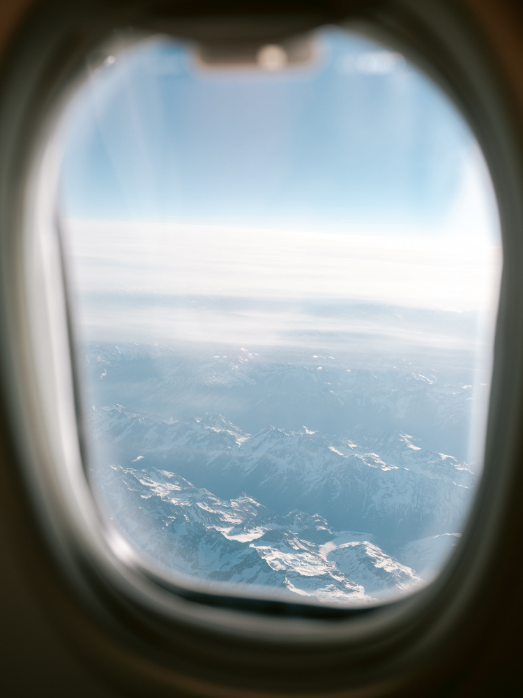 Plane Window View || von Raisa Zwart