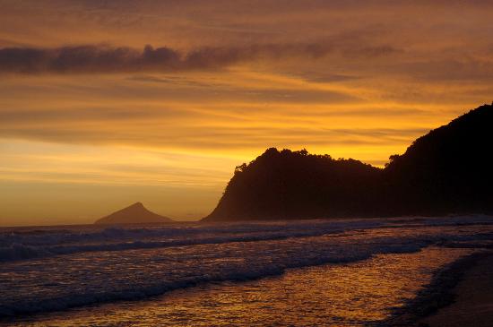 Abendstimmung am Atlantik-Strand von Camburi von Ralf Hirschberger