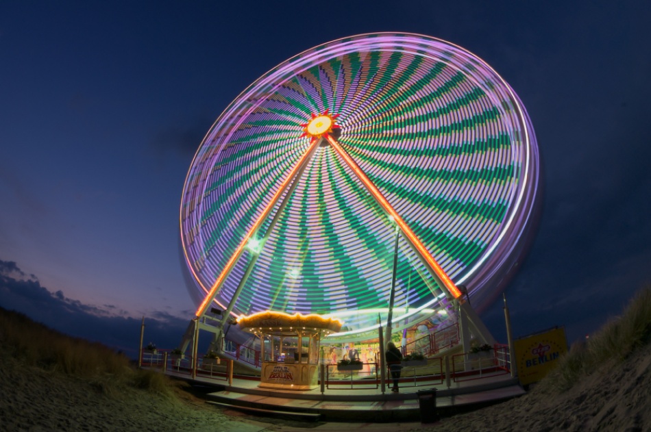 Ferris wheel on the beach II von Ralf Prien