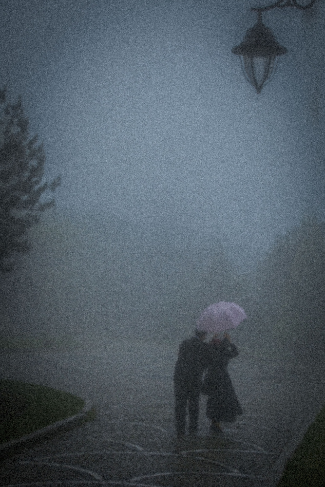 Under a pink umbrella. von Ramiz Şahin