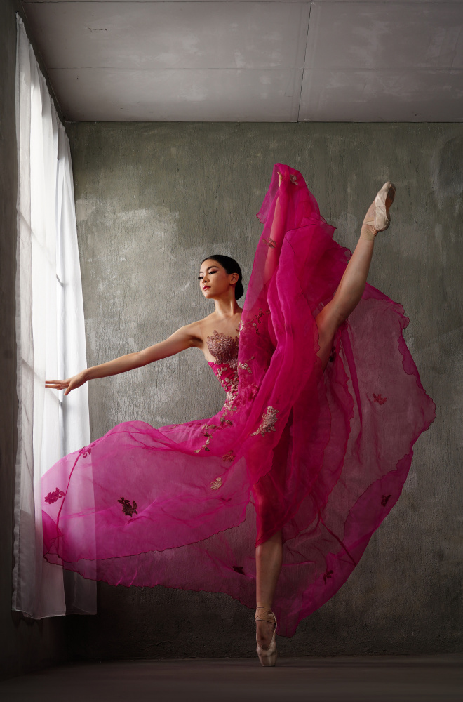 The pose of red gown ballerina von Rawisyah Aditya