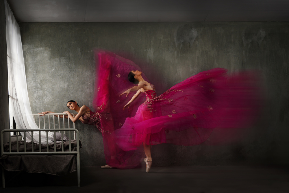 Duo red gown ballerinas von Rawisyah Aditya