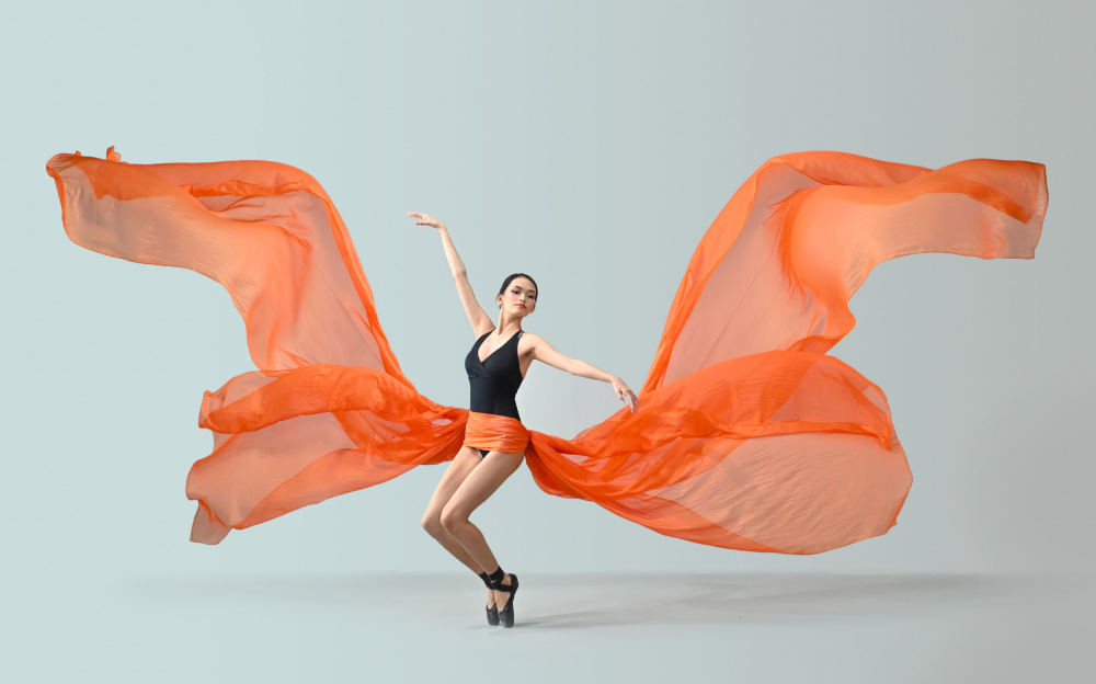 Orange ballerina von Rawisyah Aditya