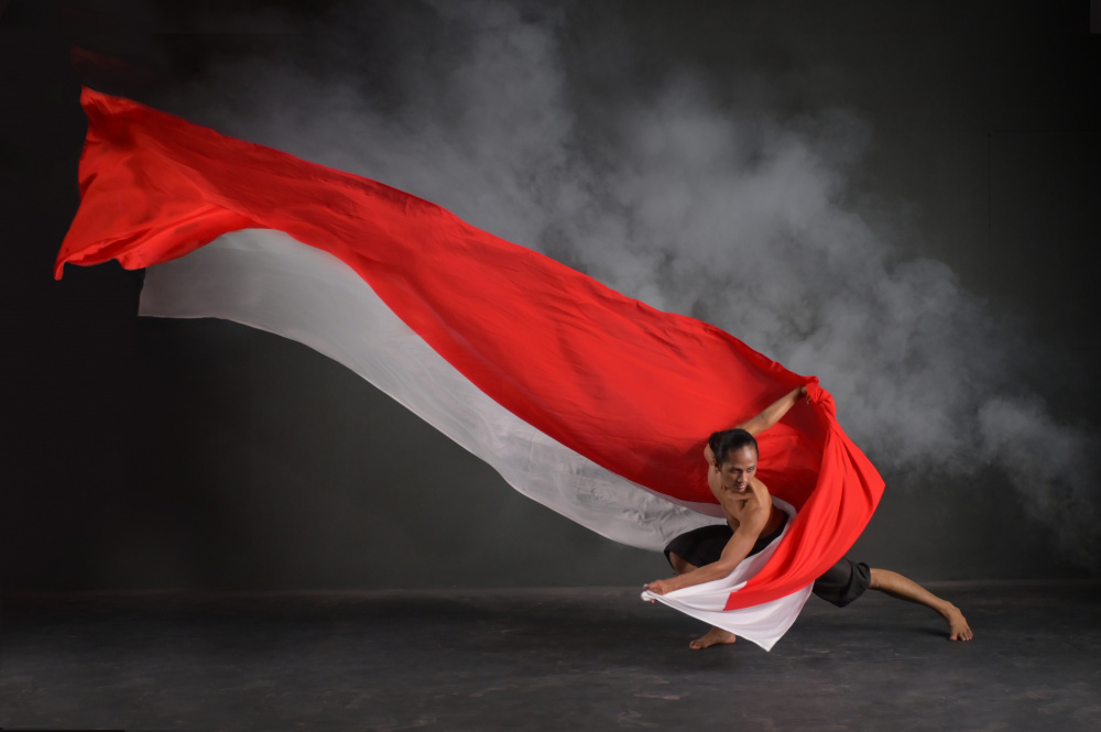 Dance of red and white cloths von Rawisyah Aditya