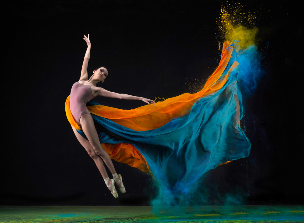 Two colors flying ballerina von Rawisyah Aditya