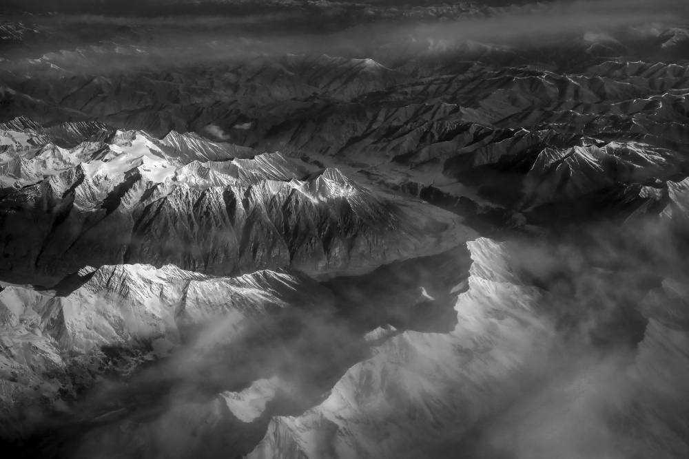 The Snow-capped Mountains and Clouds on the Tibet Plateau von Raymond Ren Rong Liu